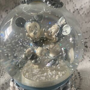 Special Edition Mickey And Minnie Skating Silver Snow Globe Disney Store 2002